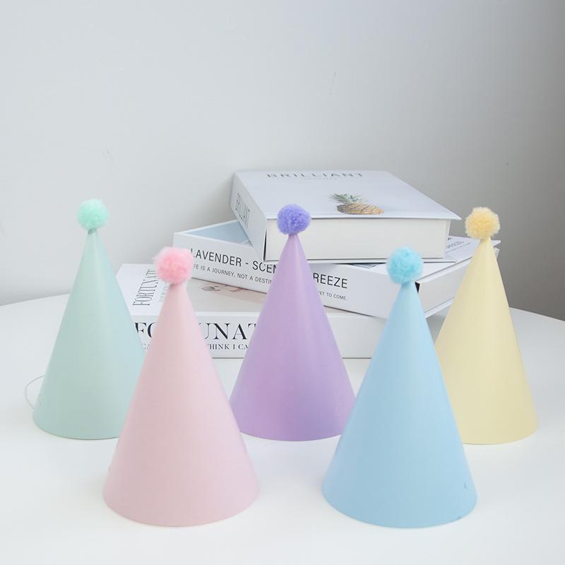 Party Hat Cone - 5個、6個、9個、12個入りの、ポンポン付きの軽量紙製コーン型バースデーパーティーハット。誕生日のお祝いやケーキ店の装飾に最適。