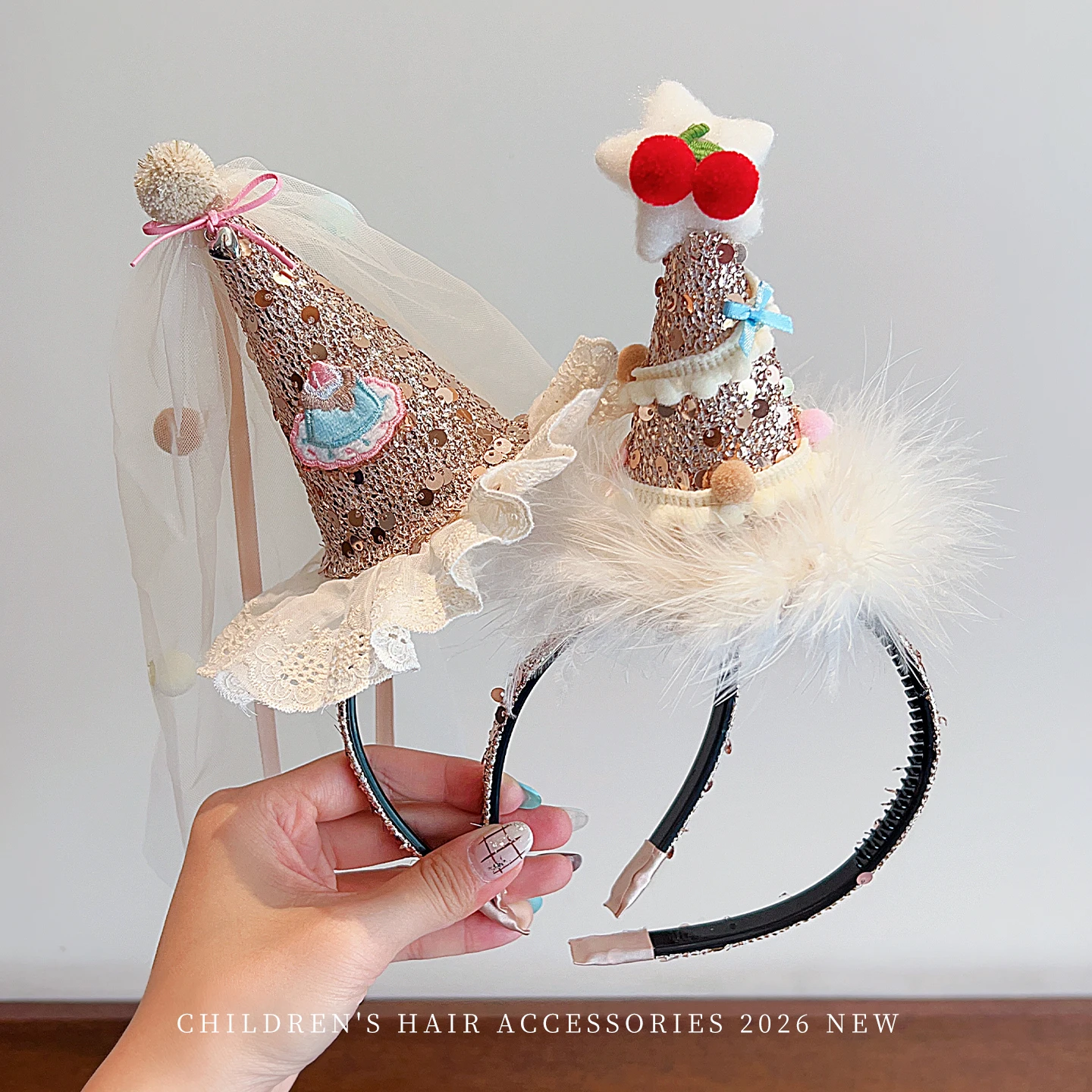 Party Hat Cone - 子供用誕生日パーティー用、コーン型帽子、ヘッドバンド、チュールベール、羽根飾り、スパンコール、リボン、パール装飾、ヘアバンド、女の子用、プリンセス風、誕生日写真撮影用小道具
